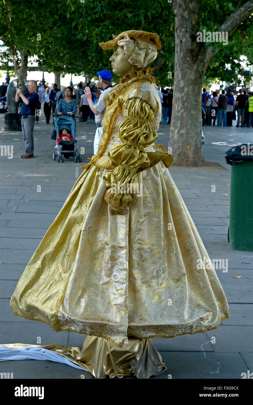 Living statue ; street performer ; mannequin ; Mimic ; London ; England