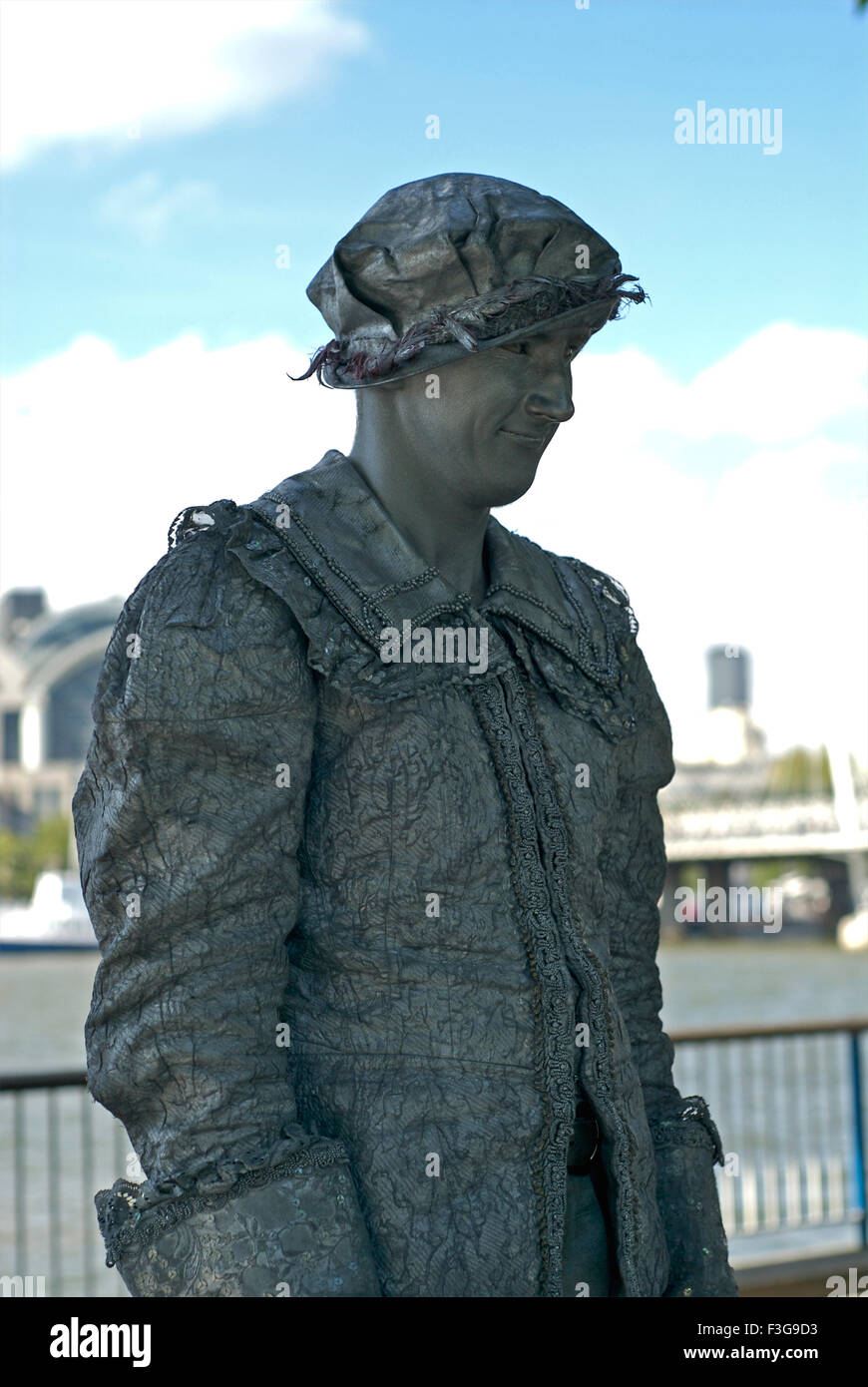 Living statue ; street performer ; mannequin ; Mimic ; London ; England