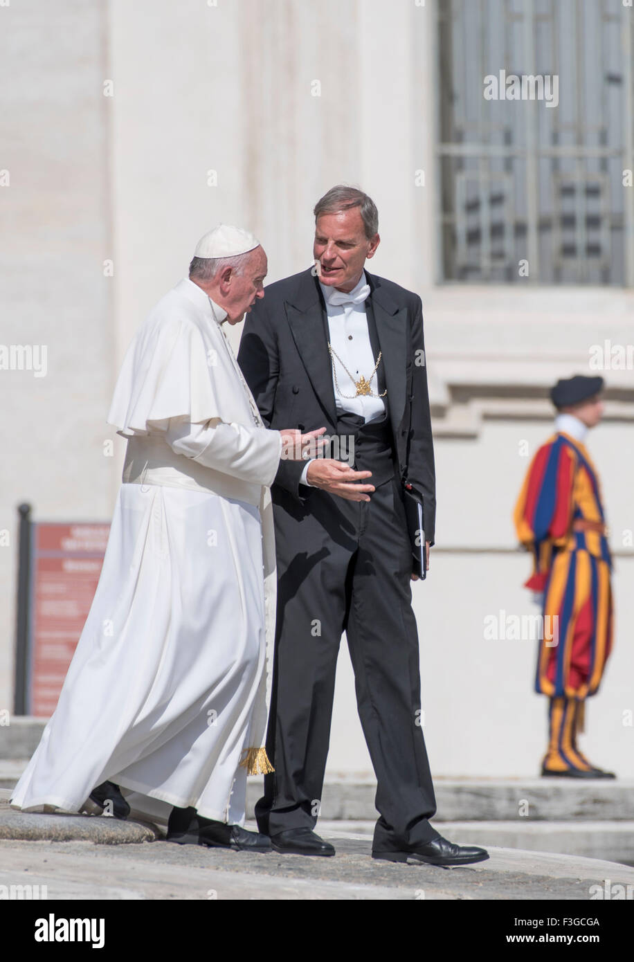 Vatican City. 7th Oct, 2015. Pope Francis leave St. Peter square after his weekly general audience at the Vatican on October 7, 2015. Credit:  Massimo Valicchia/Alamy Live News. Stock Photo