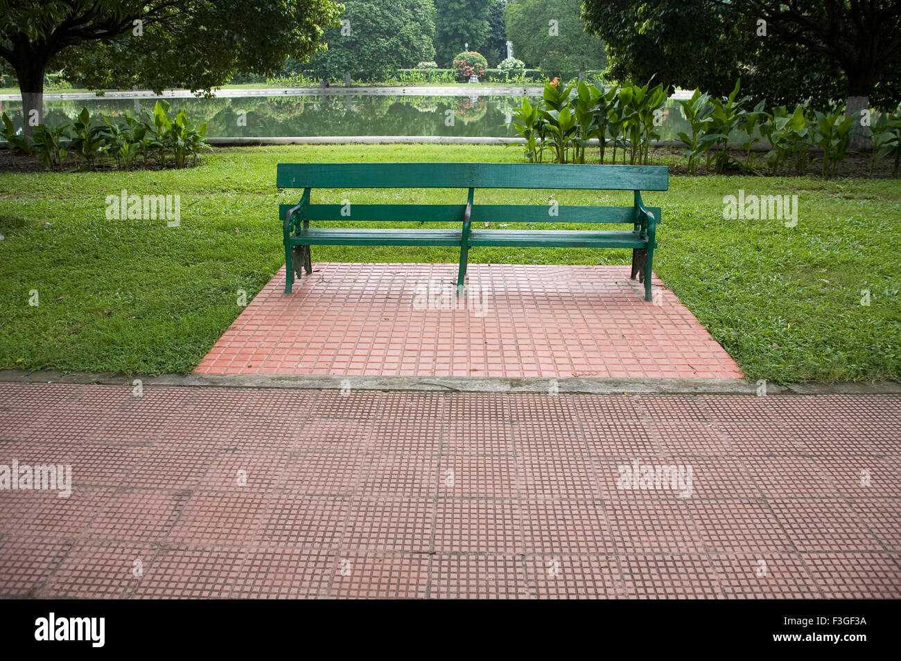 Green Color Bench In The Garden Victoria Memorial Impressive