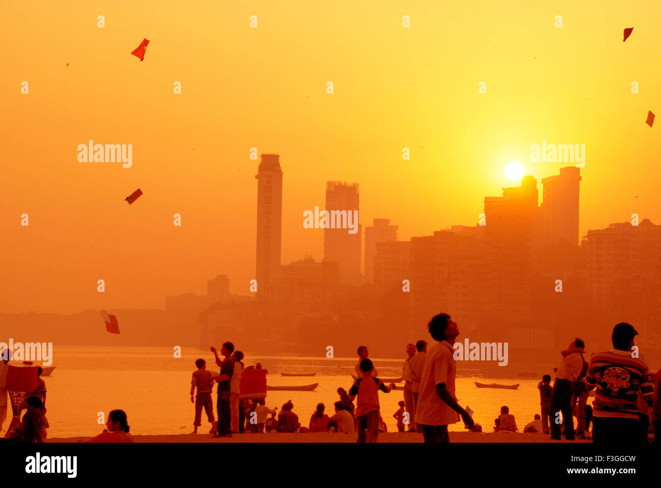 Kite Flying ; Makara Sankranti Festival ; Girgaon Chowpatti ; Bombay