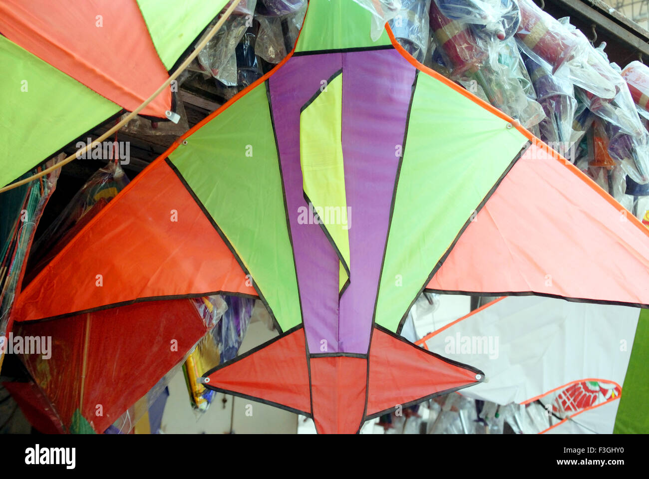 Kites ; Makara Sankranti festival ; Bombay now Mumbai ; Maharashtra