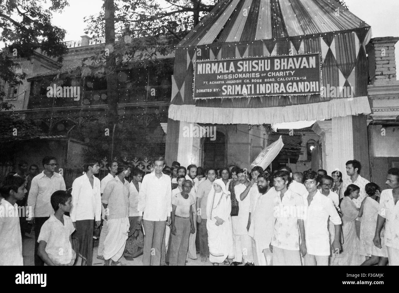 Mother Teresa in front of Sishu Bhavan Calcutta India Stock Photo