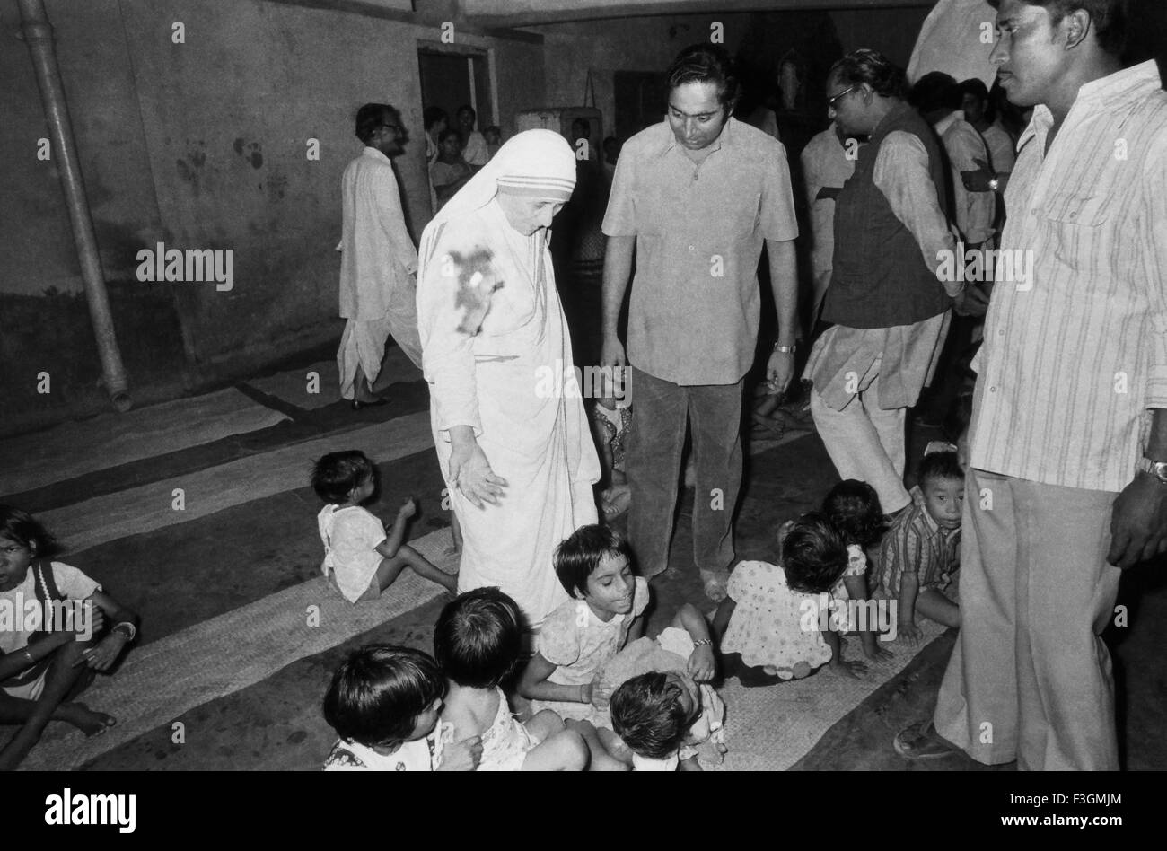 Mother Teresa with children ; Calcutta ; India Stock Photo