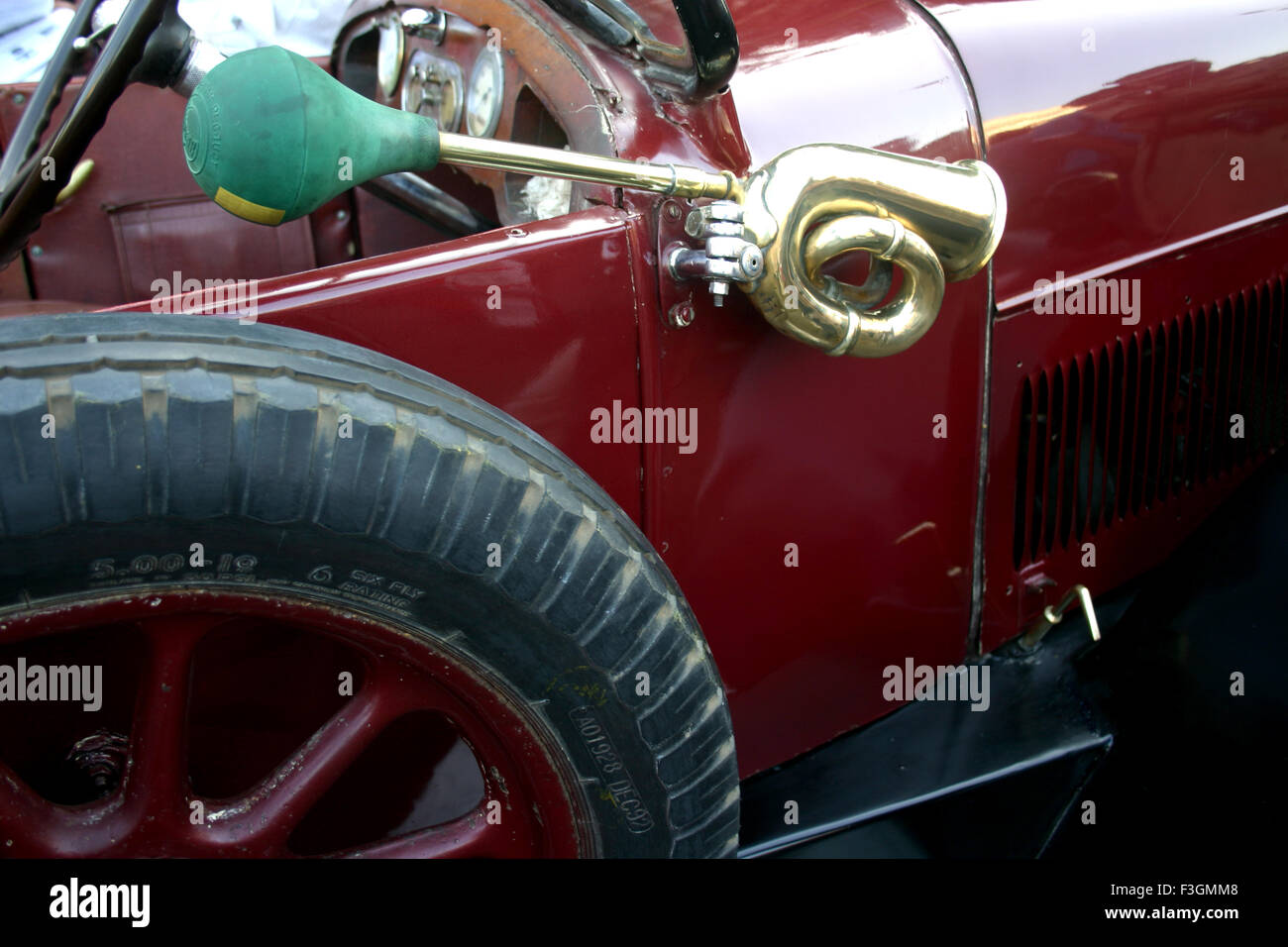 car horn' hi-res stock photography and images - Alamy