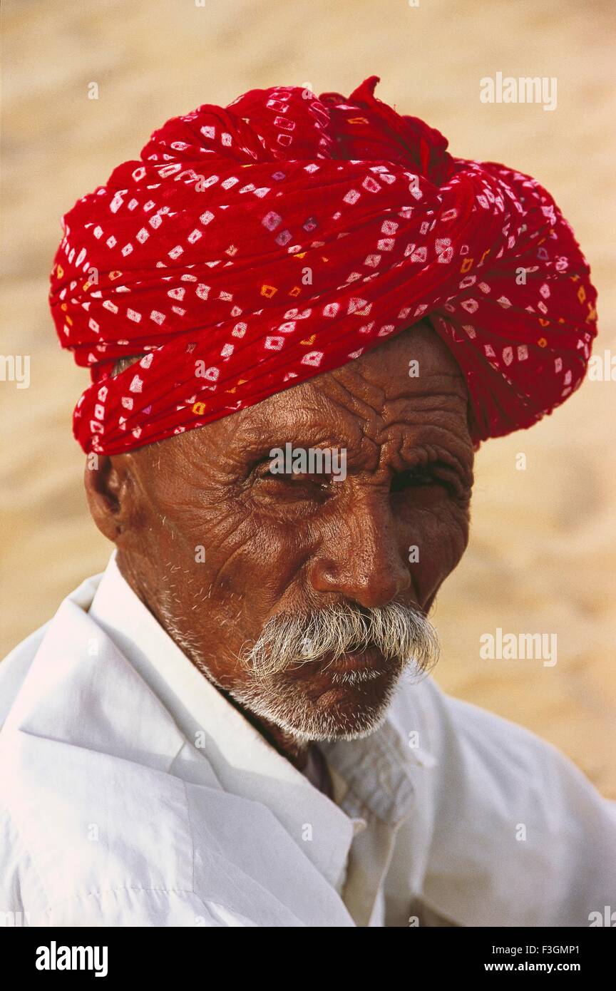 Old man wearing hi-res stock photography and images - Alamy
