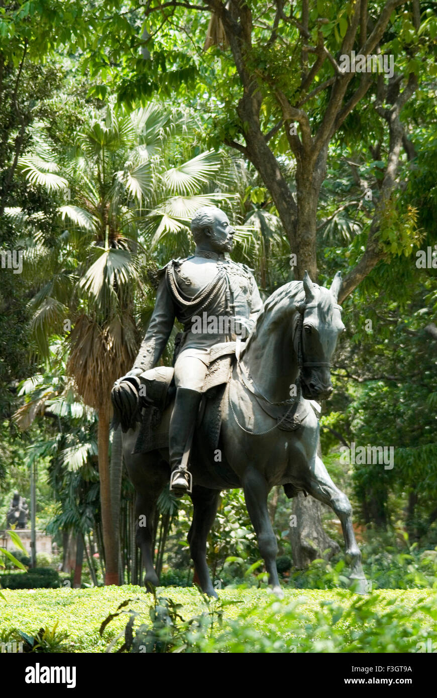 Statue of king Edward VII and kala ghoda at Jijamata garden in ...