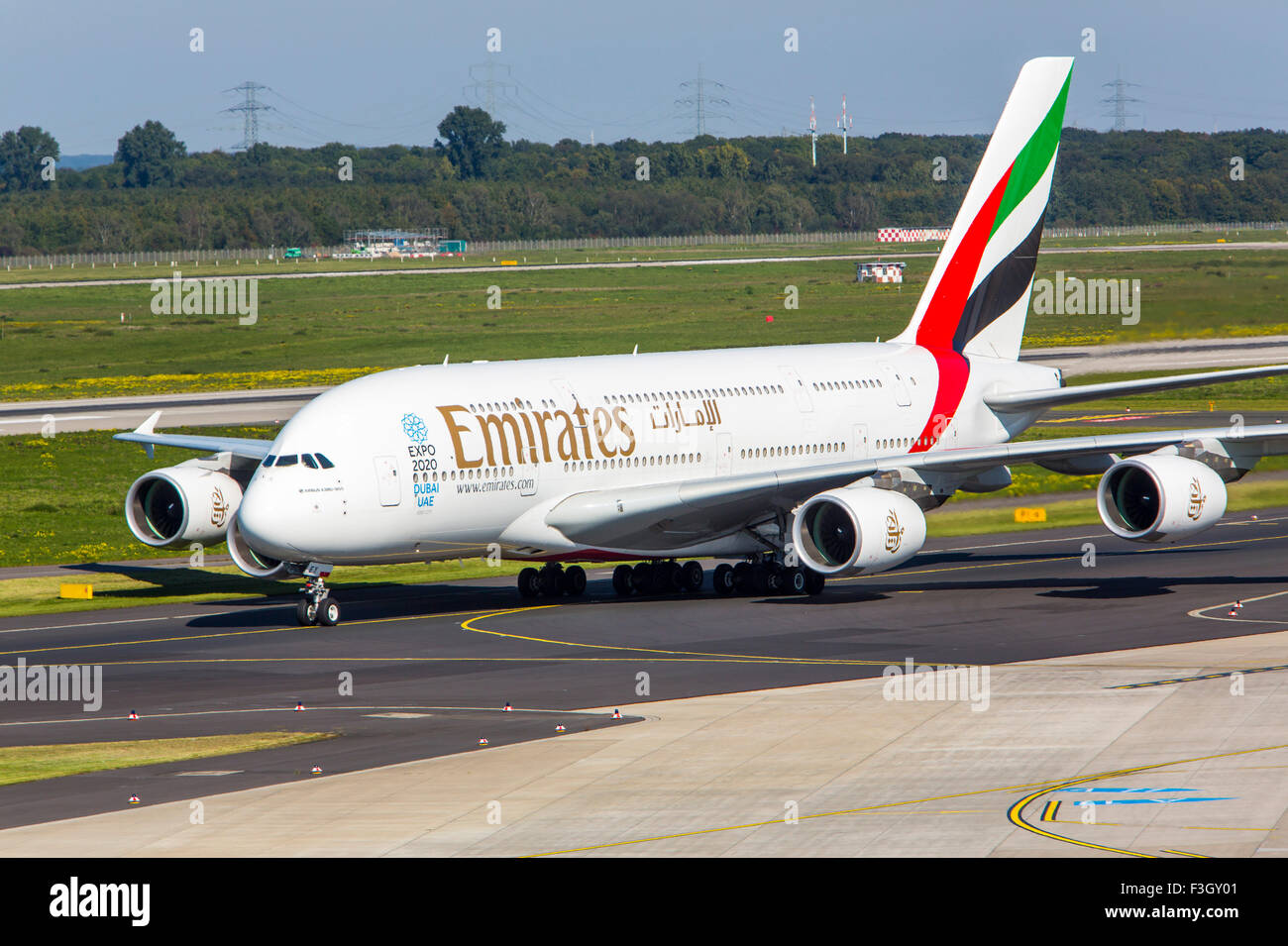 Emirates airbus 380 800 hi-res stock photography and images - Alamy