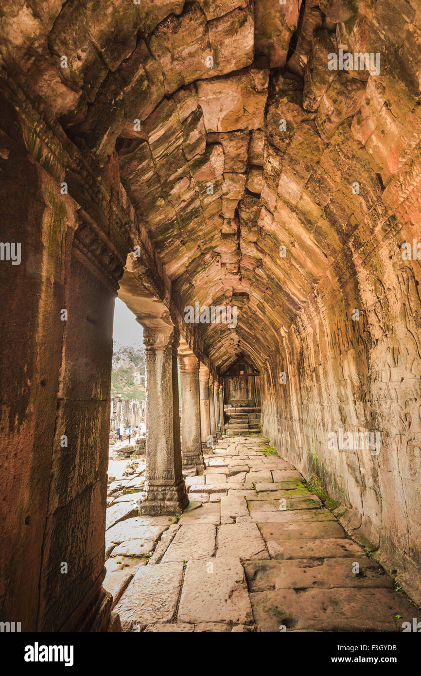 Corridor with sculpture on the wall in Angkor Thom in Siem Reap, Cambodia Stock Photo