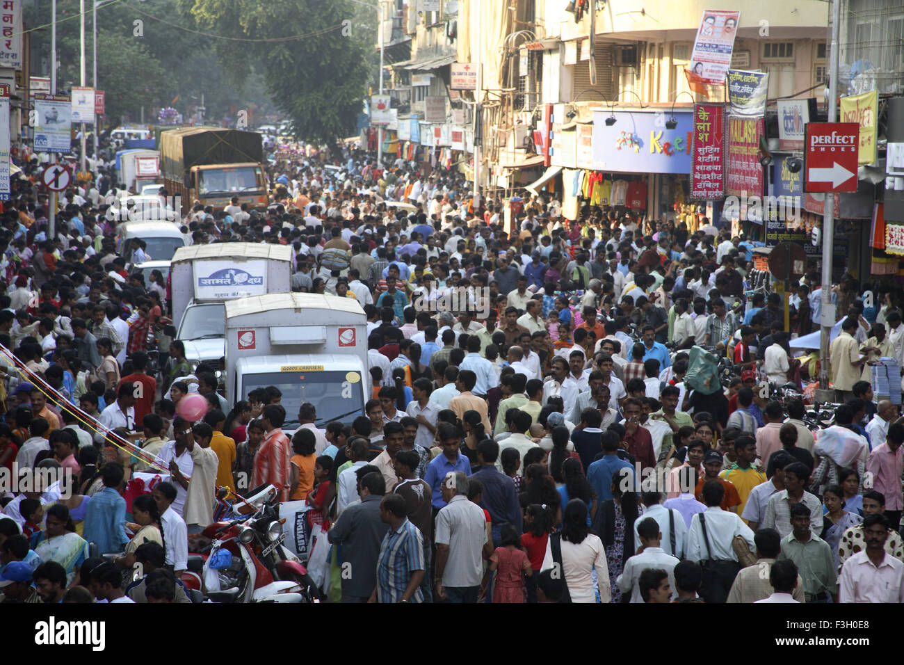 Crowd on road ; Diwali shopping fever ; Dadar market ; Mumbai Bombay ...