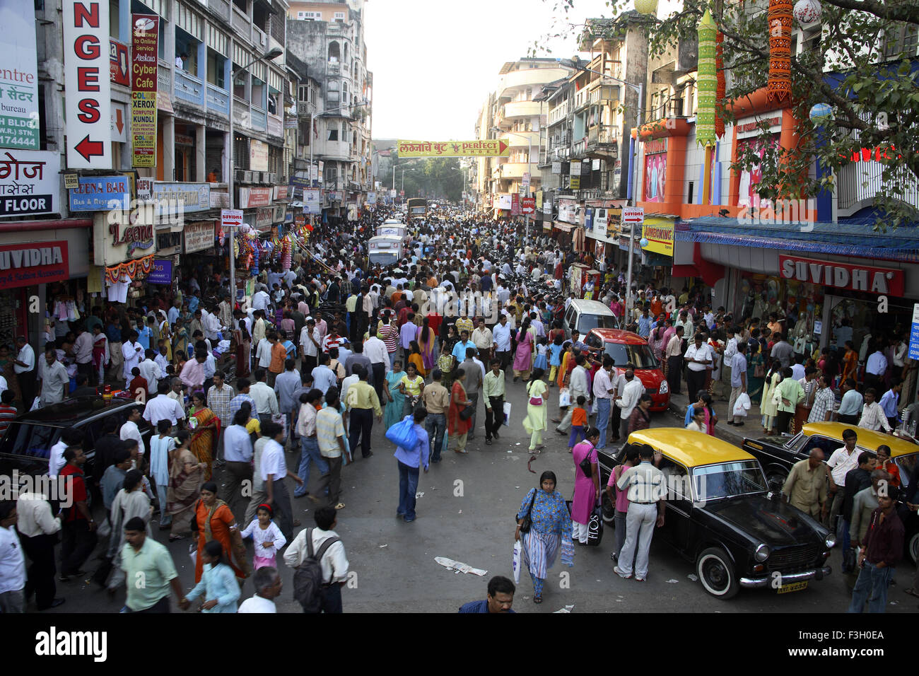 Crowd on road ; Diwali shopping fever ; Dadar market ; Mumbai Bombay