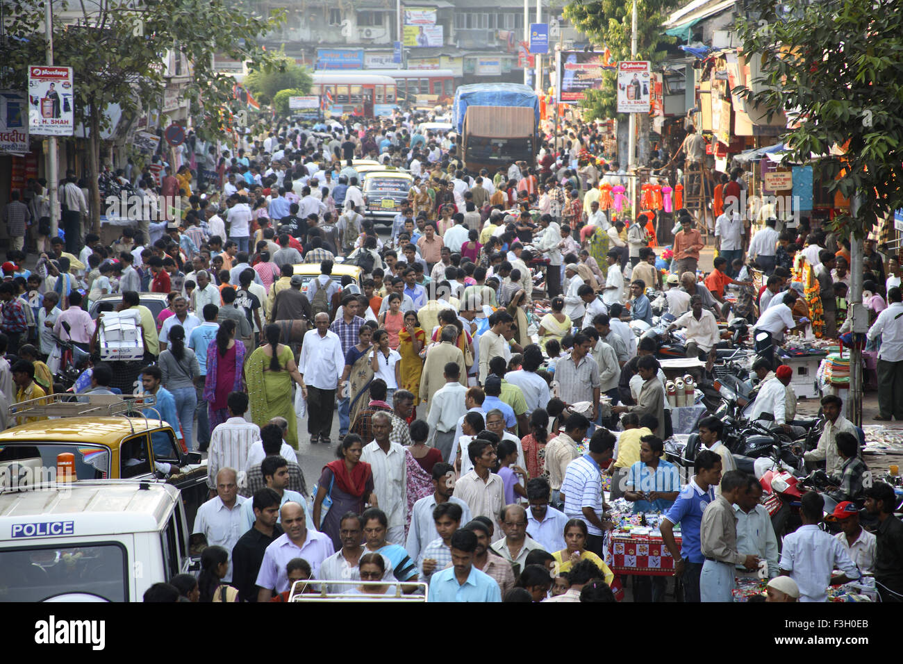 Crowd on road ; Diwali shopping fever ; Dadar market ; Mumbai Bombay