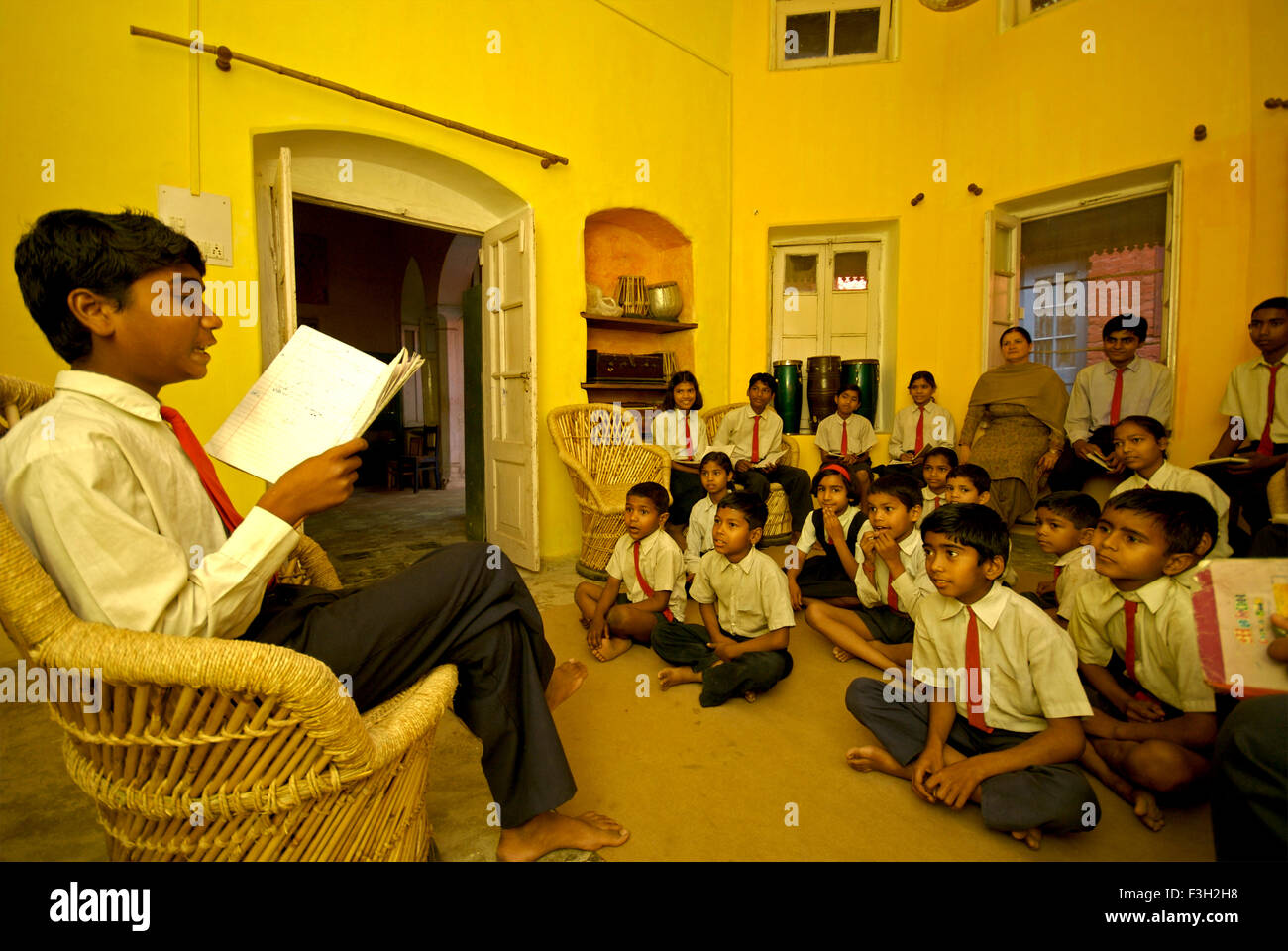 Girls school india reading hi-res stock photography and images - Alamy