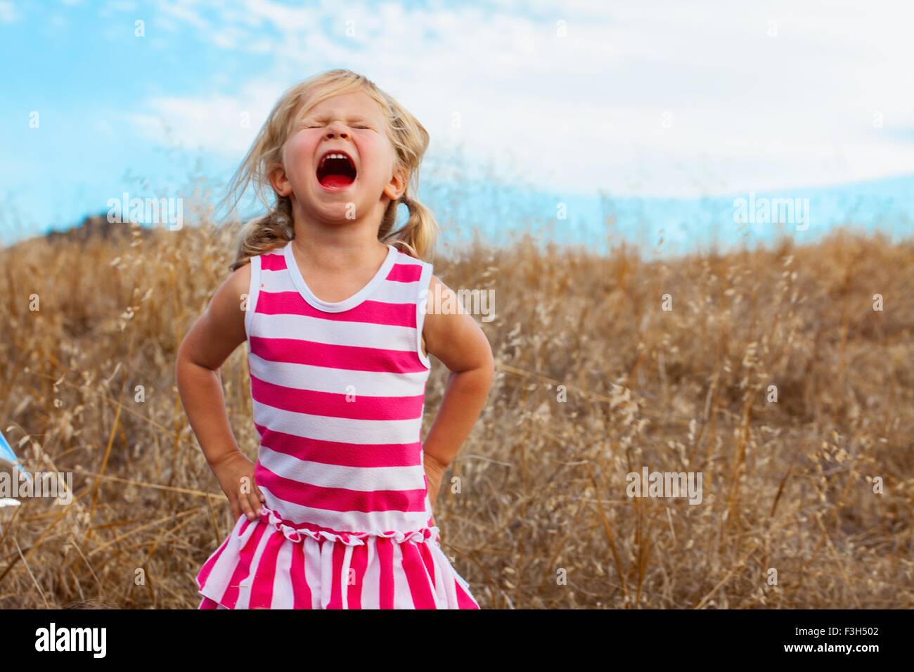 Девочка кричит поймаан. Дети кричат в фотостудии. Девочки на стиле девочки кричат ауф. На девочку кричат родители. Девочки красивые ауф.
