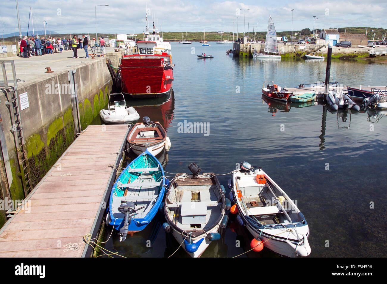 waiting for the ferry baltimore harbour ireland Stock Photo Alamy