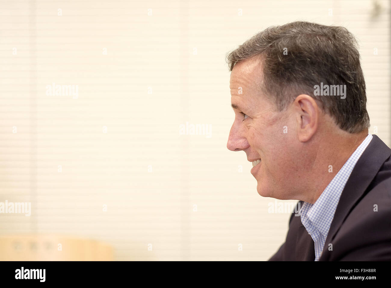 Sioux City, IOWA, USA. 7th Oct, 2015. Republican presidential candidate and former U.S. Sen. RICK SANTORUM (R-PA) talks with a local TV reporter Wednesday, Oct. 7, 2015, at Briar Cliff University, a Catholic university. He told the reporter he is not worried about raising a lot of money, but that his campaigning is meeting and talking with people. © Jerry Mennenga/ZUMA Wire/Alamy Live News Stock Photo