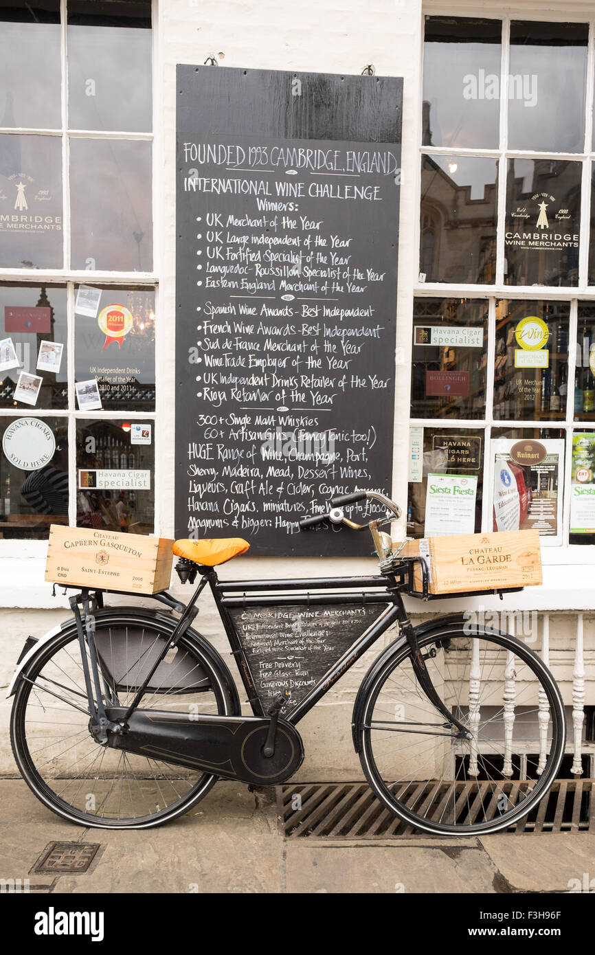 Bicycle with advertising board outside Cambridge Wine Merchants, kings parade Stock Photo
