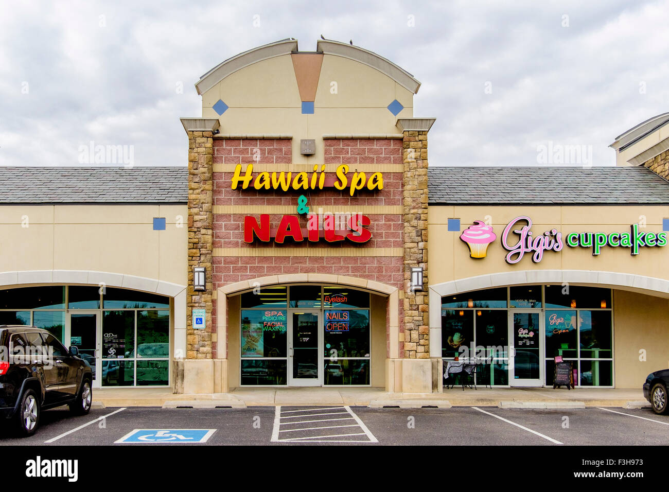 Hawaii Spa Nail salon and Gigi's cupcakes store exteriors in a strip mall in Oklahoma City, Oklahoma, USA. Stock Photo