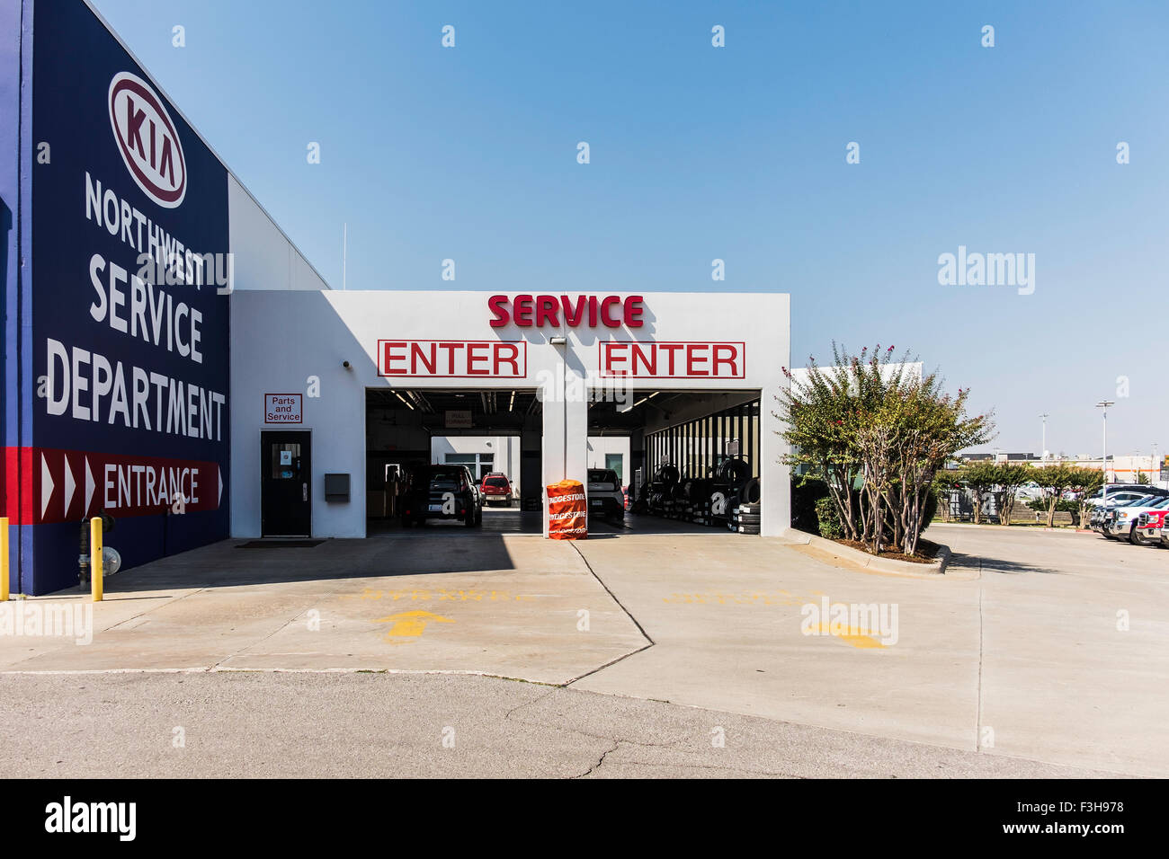 A service garage exterior for a Kia dealership in Oklahoma City, Oklahoma, USA. Stock Photo