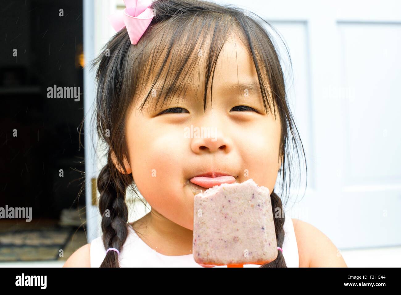Girl eating ice lolly hires stock photography and images Alamy
