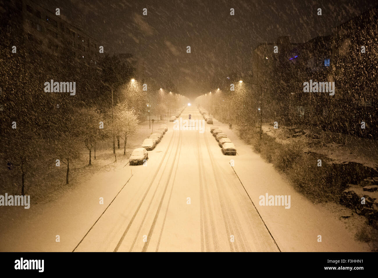 Dense snowfall and empty road at night Stock Photo - Alamy