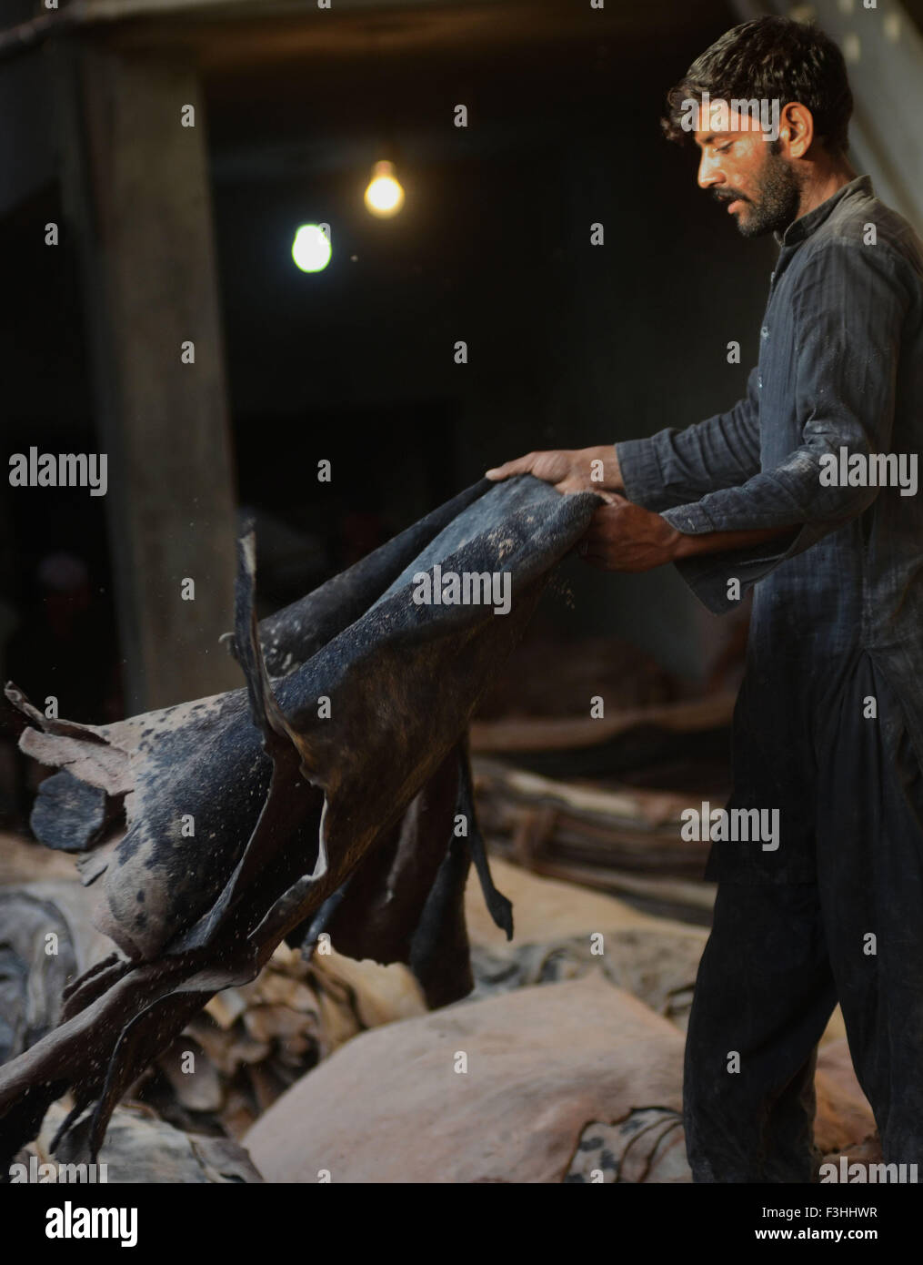 Lahore, Pakistan. 07th Oct, 2015. Pakistani workers collecting