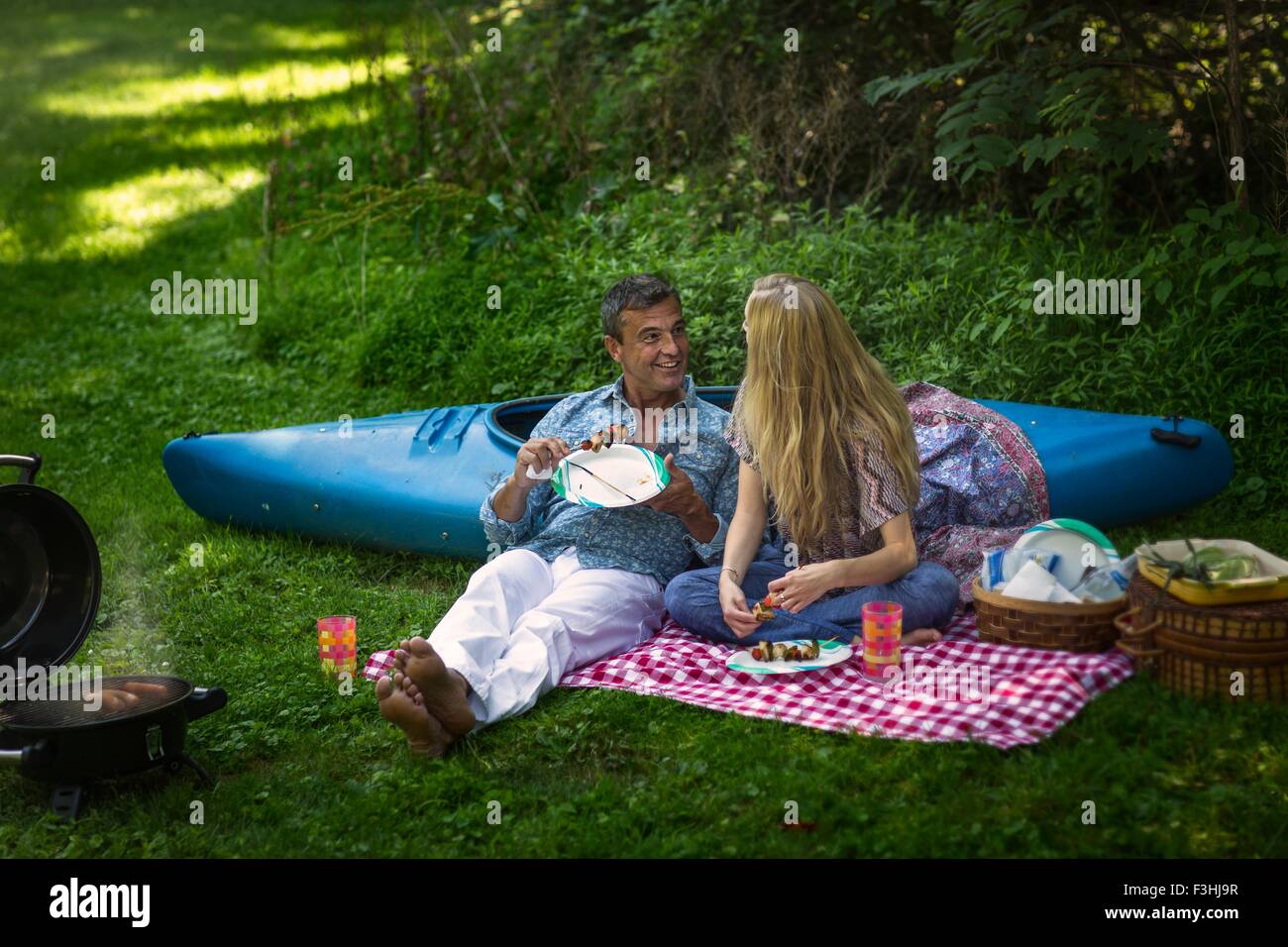 Man and woman having picnic hi-res stock photography and images - Alamy