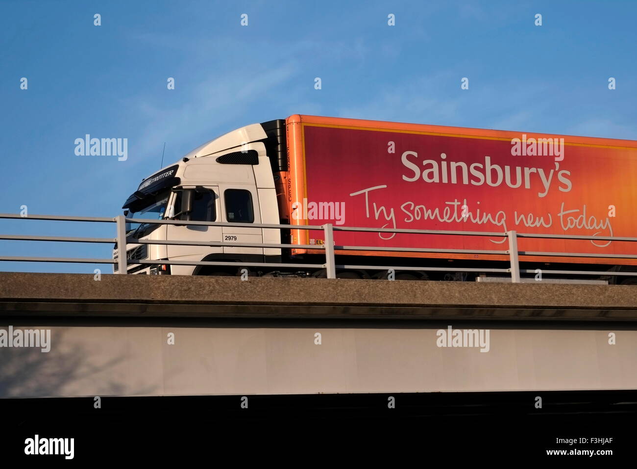 SOUTHAMPTON, ENGLAND. TRUCK TRANSPORT A SAINSBURY'S