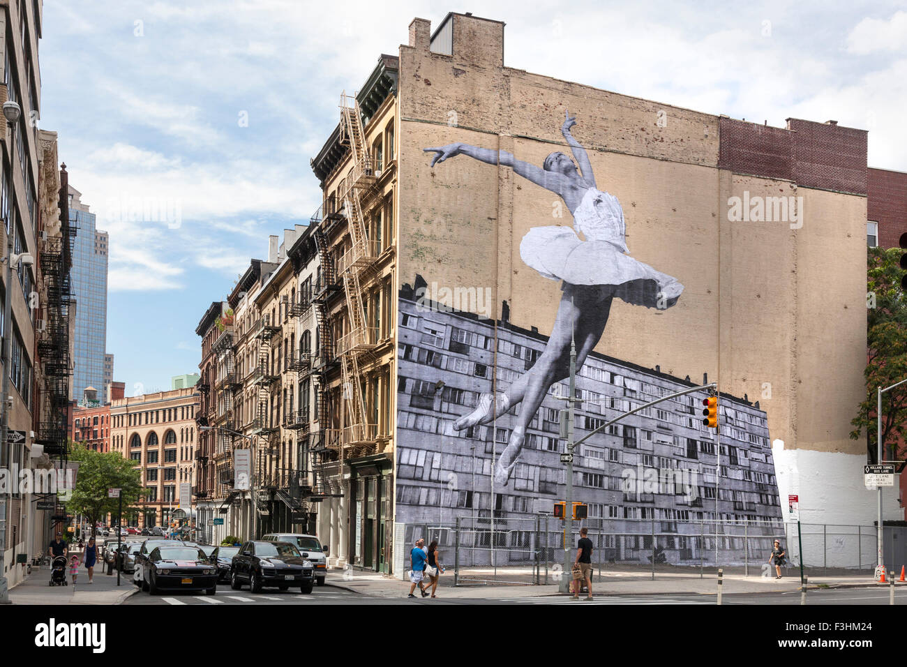 Knurre markør Bevæger sig ikke Mural of the ballerina Lauren Lovette, by French street artist JR, on the  side of the building at 100 Franklin St, Tribeca, NYC Stock Photo - Alamy