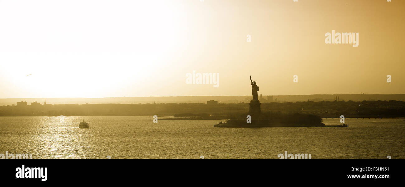New york skyline sunrise statue hi-res stock photography and images - Alamy