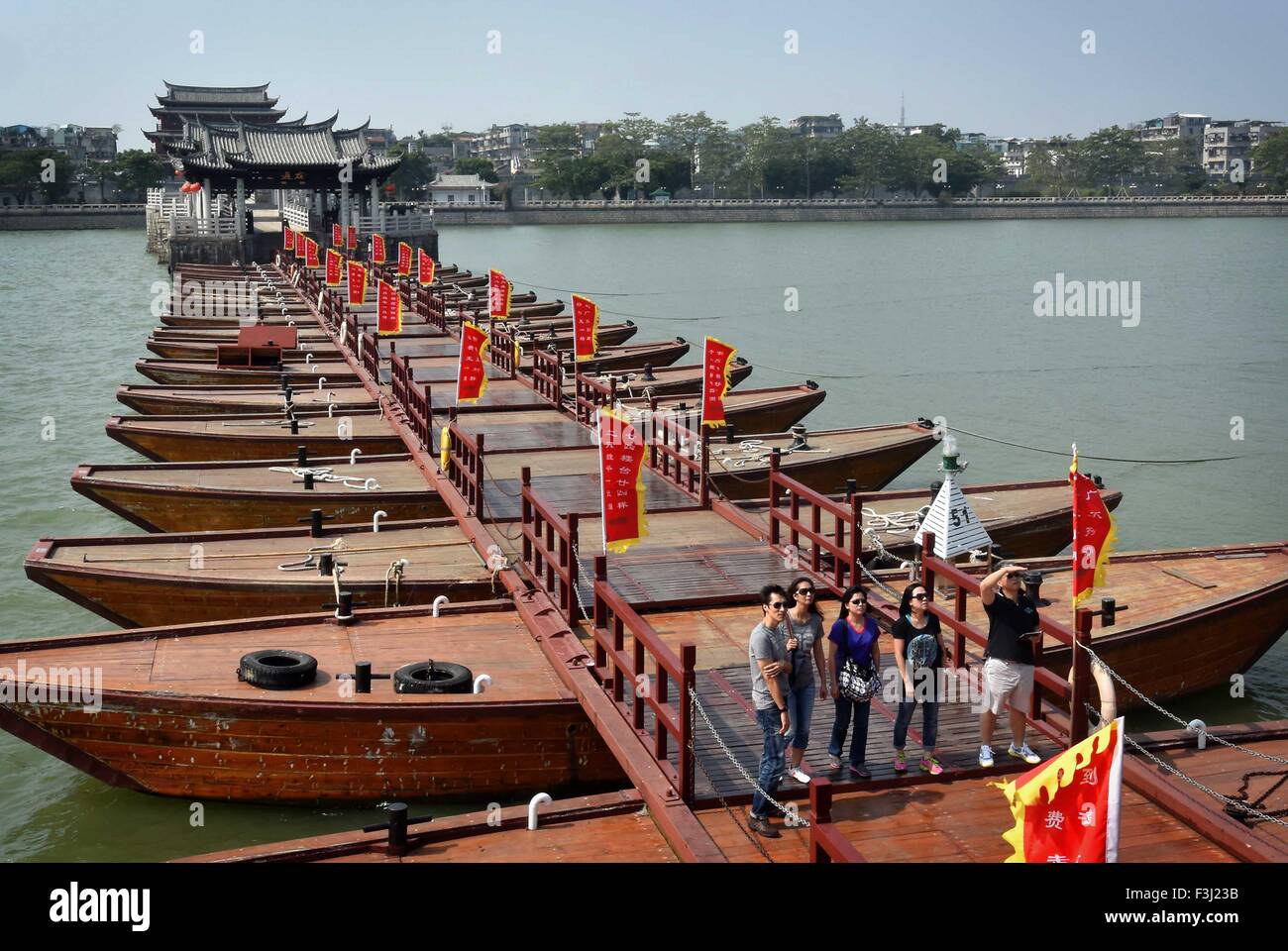 Плавучий мост в китае