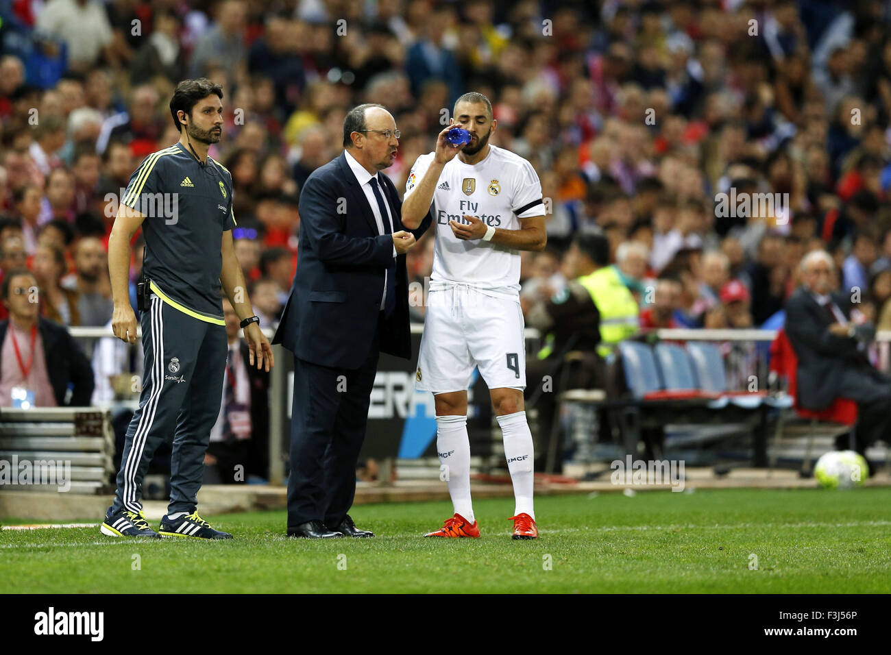 Madrid, Spain. 4th Oct, 2015. (L to R) Rafael Benitez, Karim Benzema (Real) Football/Soccer : Spanish 'Liga Espanola' match between Atletico de Madrid 1-1 Real Madrid at the Vicente Calderon stadium in Madrid, Spain . © Mutsu Kawamori/AFLO/Alamy Live News Stock Photo