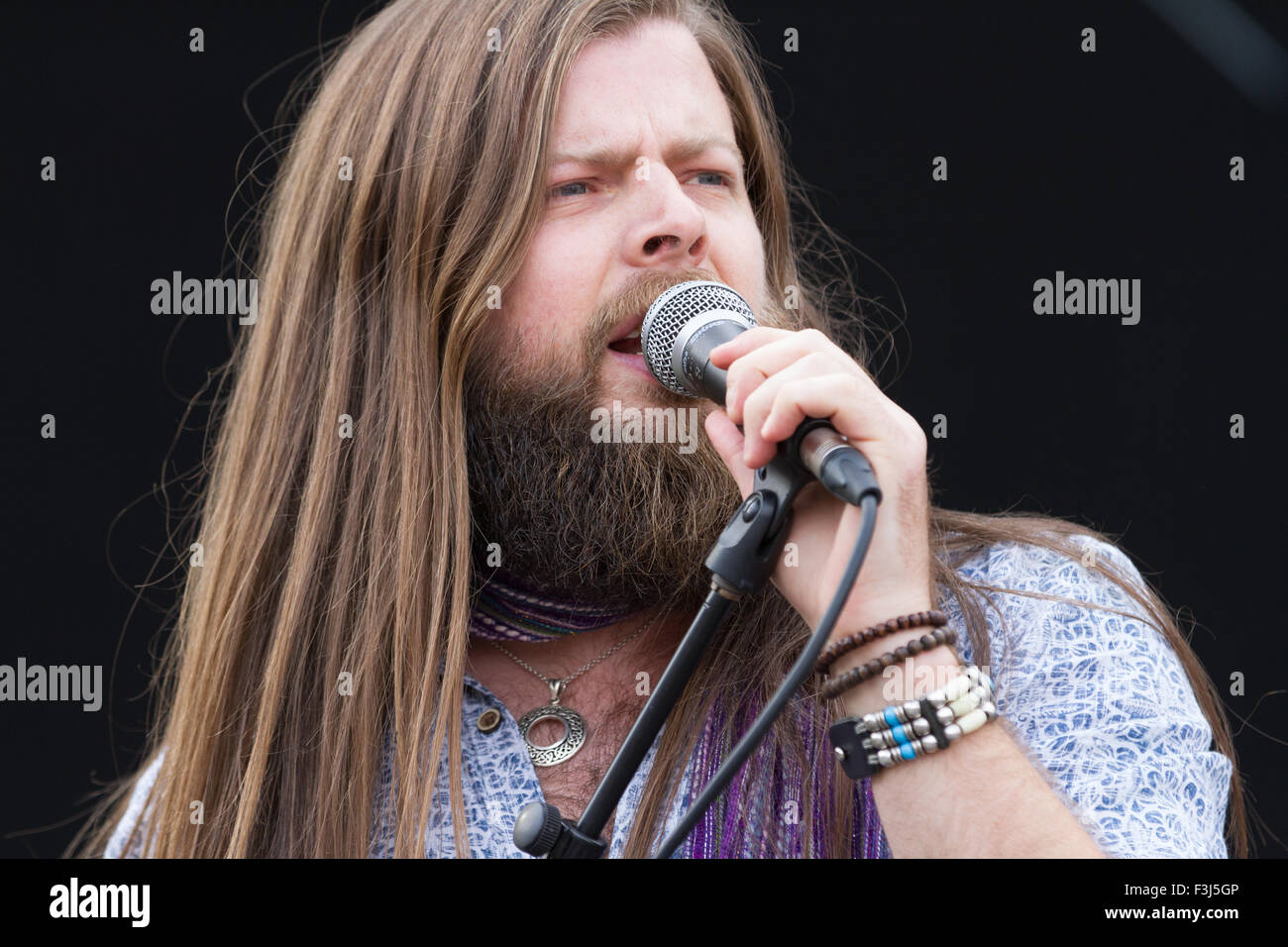 Adam Barron (The Voice UK 2013 finalist), lead singer with The Mick Ralphs Blues Band, at the 2015 Darlington R'n'B Festival Stock Photo