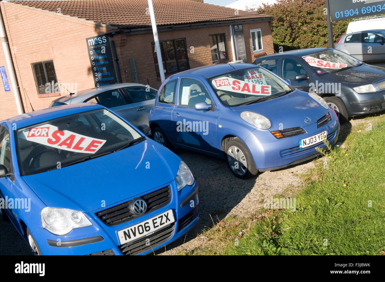 cheap car cars second hand secondhand dodgy car dealers dealer used lot lots Stock Photo