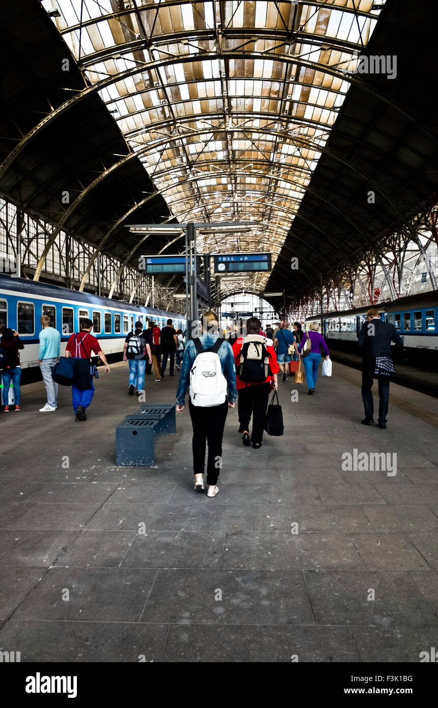 Commuters train getting off hires stock photography and images Alamy