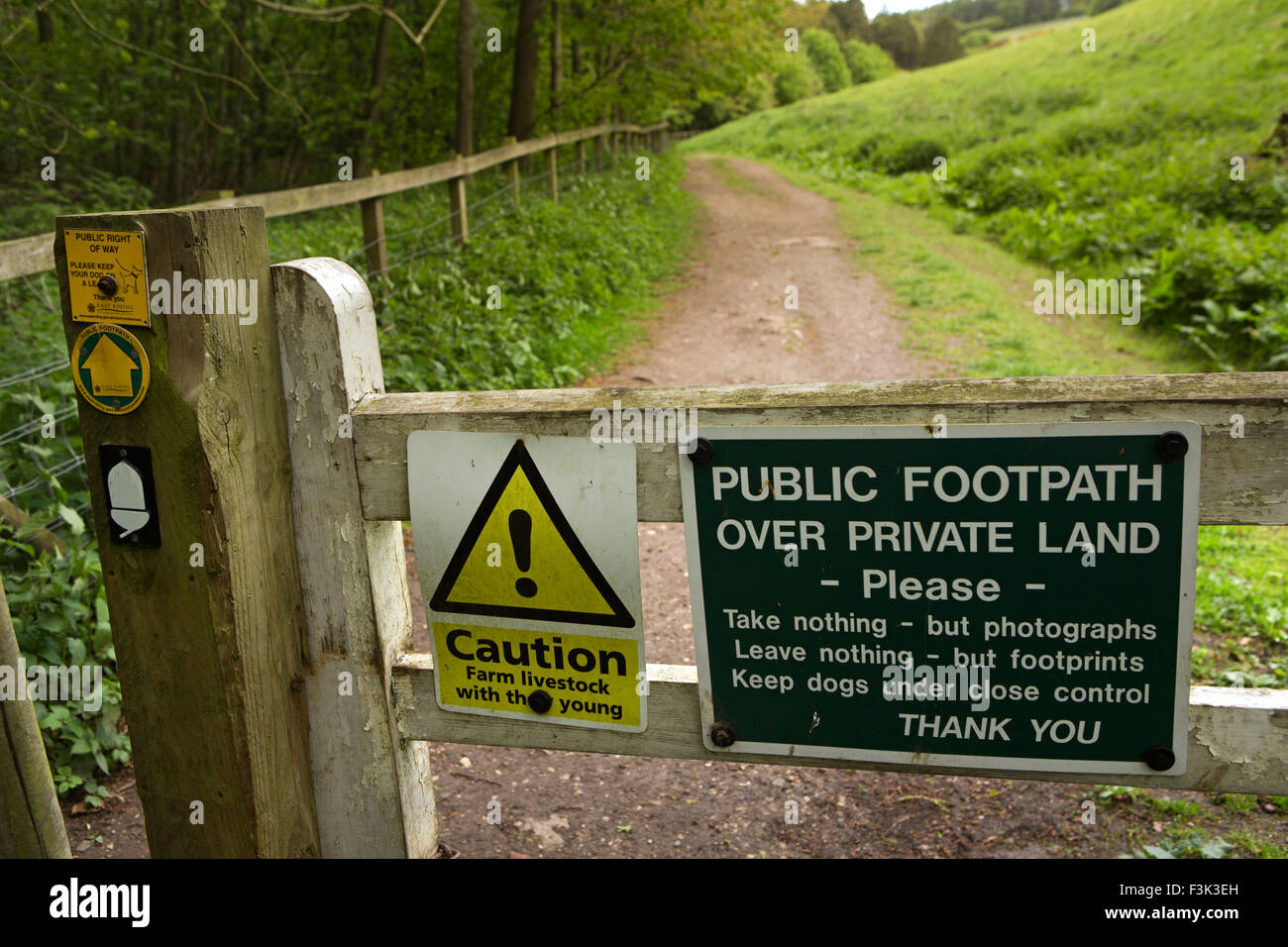 UK, England, Yorkshire East Riding, Welton Dale, Wolds Way Public footpath over private land sign Stock Photo