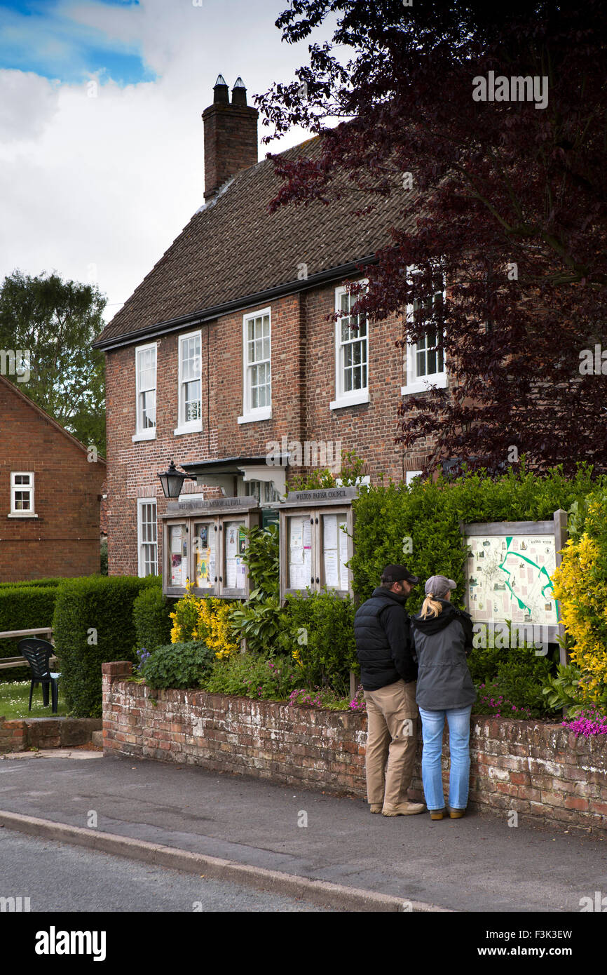 Couple looking at map uk hires stock photography and images Alamy