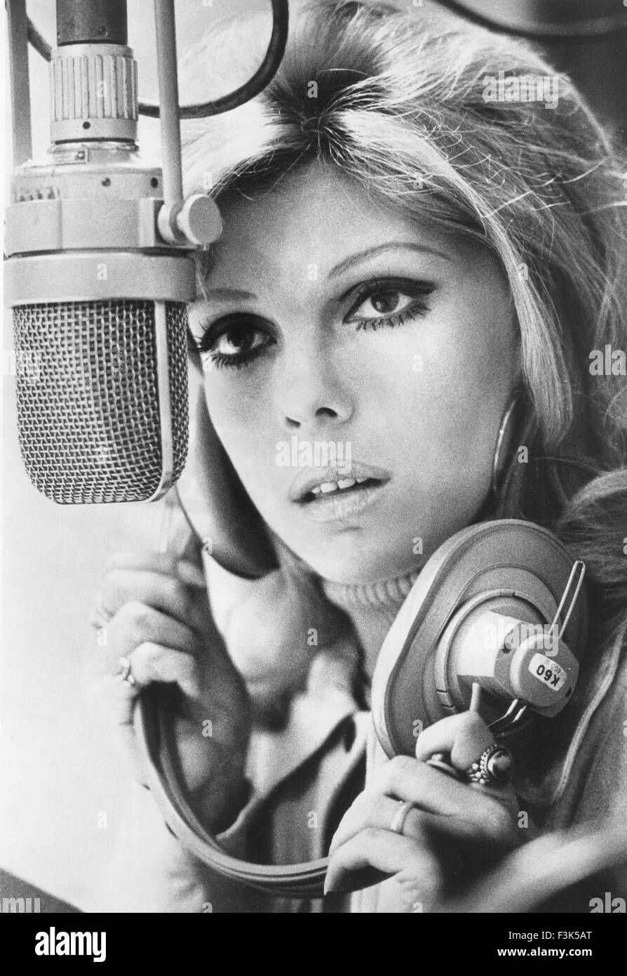 Nancy Sinatra Stock Photos & Nancy Sinatra Stock Images - Alamy