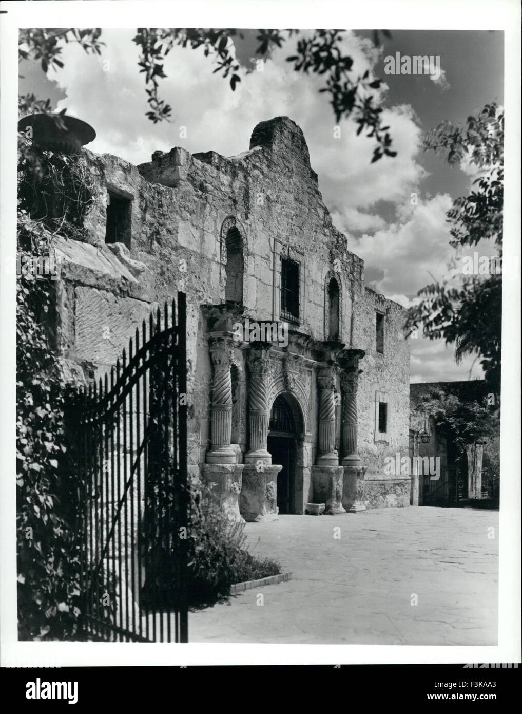 1952 - The Alamo: Shrine of Texas Liberty. Most famous of the missions. Present building is the old chapel of Mission San Antonio de Valero, founded in 1718 by the Franciscan padres. In 1836, during the war of Texas independence, the Alamo was the scene of one of the most heroic events in the history of our nations. All of the defending Texas soldiers were killed here while besieged by troops under the Mexican general Santa Anna. The now reknown battle cry ''Remember the Alamo'' later carried the Texans to victory. © Keystone Pictures USA/ZUMAPRESS.com/Alamy Live News Stock Photo