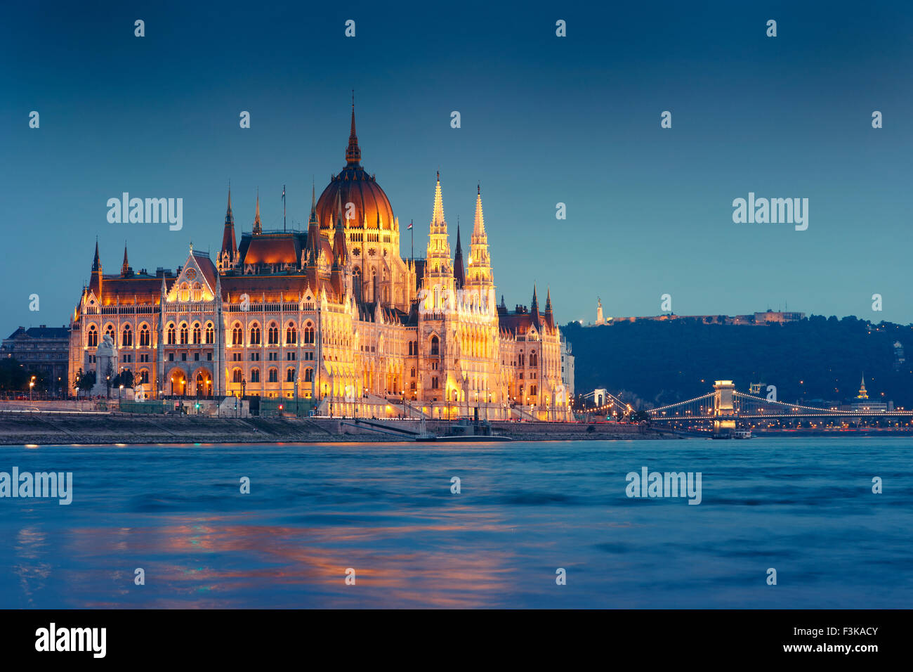 Parliament building at night hi-res stock photography and images - Alamy