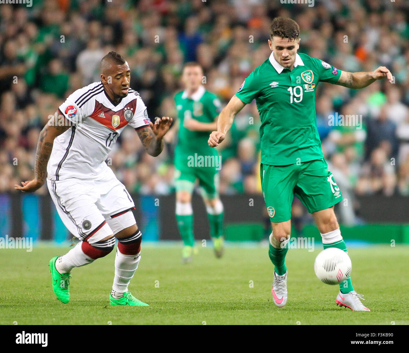 Aviva Stadium Dublin Ireland 08th Oct 15 Euro16 Qualification Republic Of Ireland Versus Germany Robbie Brady Rep Of Ireland Gets To The Ball Ahead Of Jerome Boateng Germany Credit Action Plus Sports Alamy