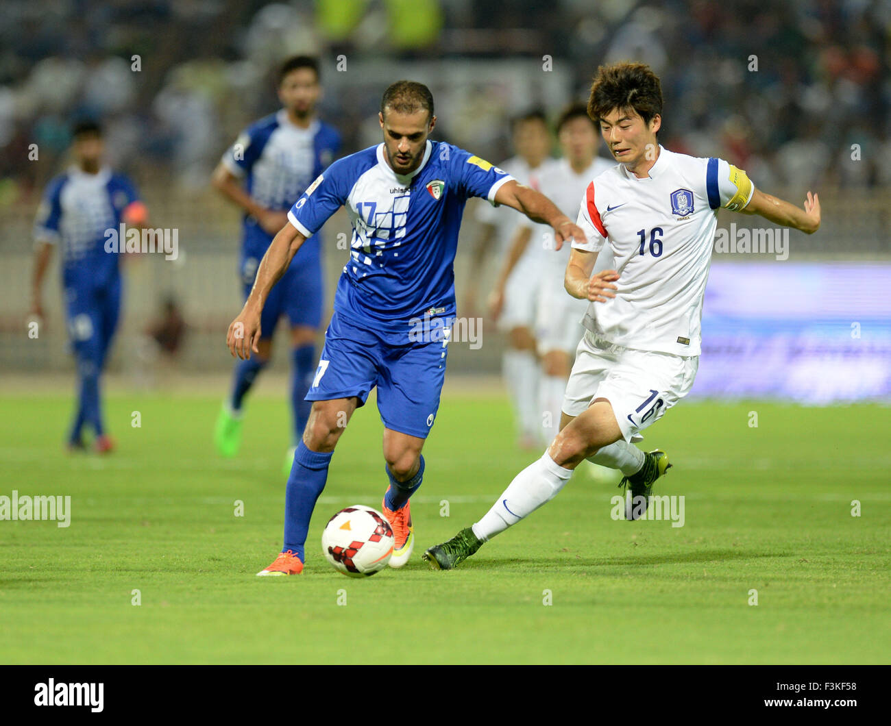 (151009) -- KUWAIT, Oct. 9, 2015, (Xinhua) -- Bader al Al-Motawa (L) of Kuwait vies with Ki Sung-yueng of South Korea during the qualifying match for the 2018 FIFA World Cup and the AFC Asian Cup UAE 2019 in Kuwait City, Kuwait, on Oct. 8, 2015. South Korea won 1-0. (Xinhua/Noufal Ibrahim) Stock Photo