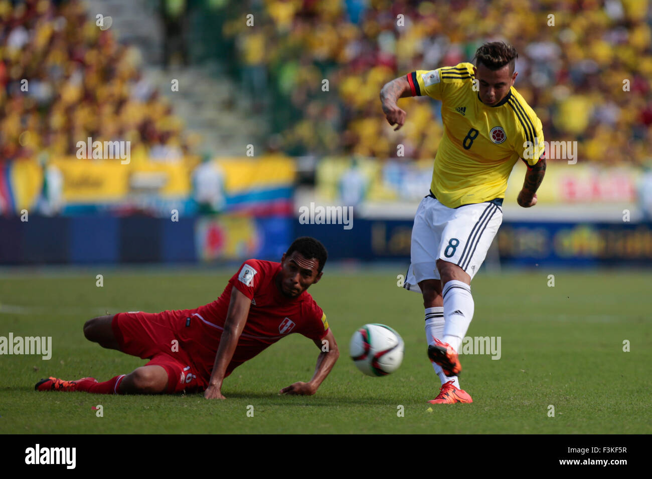 Barranquilla, Colombia. 8th Oct, 2015. Colombia's Edwin Cardona (R) vies with Carlos Lobaton of Peru, during the qualifying match for World Cup Russia 2018 held at Metropolitan Stadium Roberto Melendez, in Barranquilla, Colombia, on Oct. 8, 2015. Colombia won 2-0. Credit:  Juan Paez/COLPRENSA/Xinhua/Alamy Live News Stock Photo