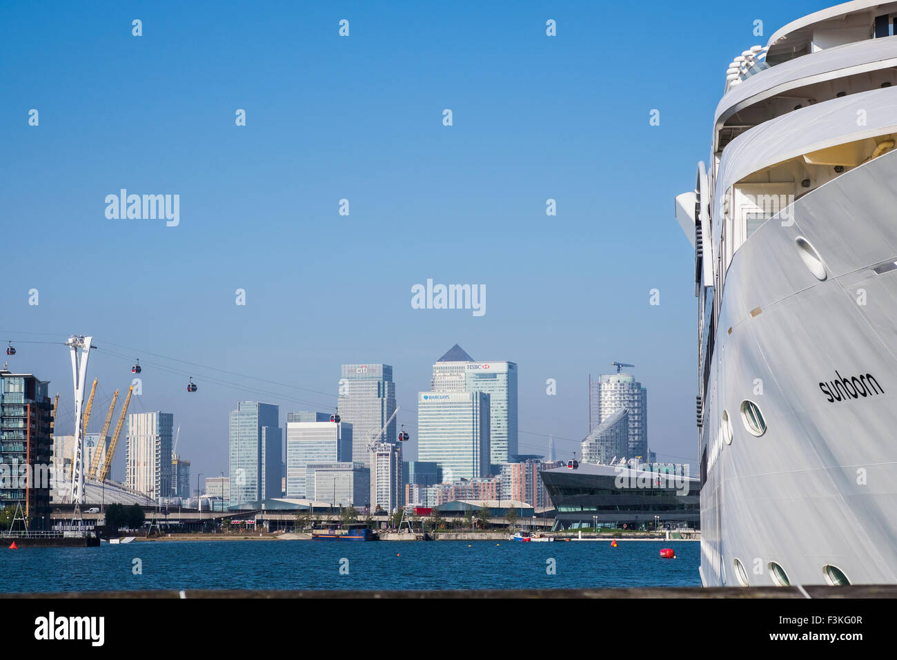 Royal Victoria Dock & Canary Wharf skyline, Docklands, London, England ...