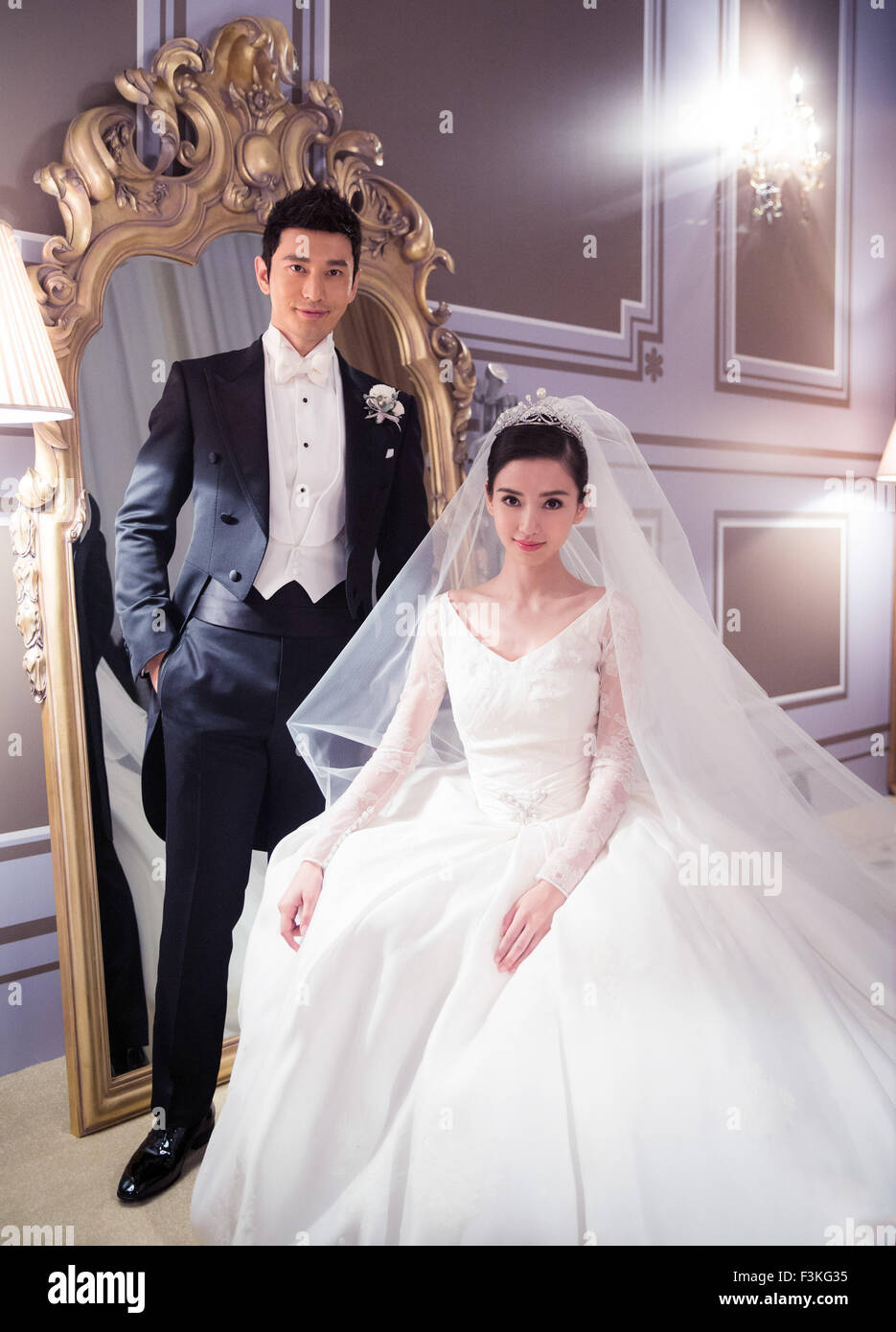 Shanghai. 9th Oct, 2015. Actor Huang Xiaoming and actress Angelababy pose during their wedding in Shanghai, east China, Oct. 8, 2015. © Xinhua/Alamy Live News Stock Photo