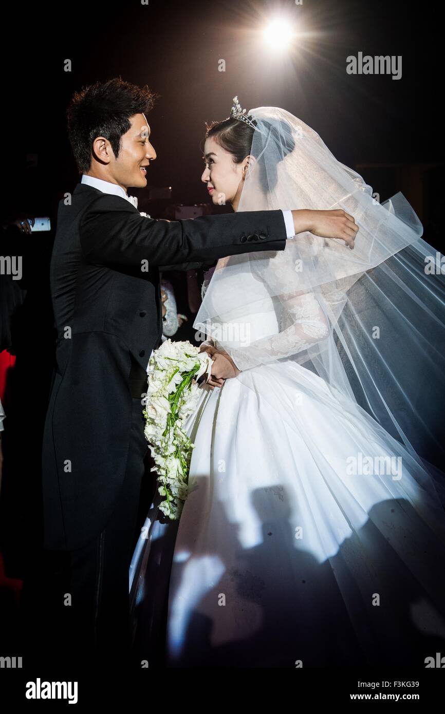 Shanghai. 9th Oct, 2015. Actor Huang Xiaoming looks at actress Angelababy during their wedding in Shanghai, east China, Oct. 8, 2015. © Xinhua/Alamy Live News Stock Photo