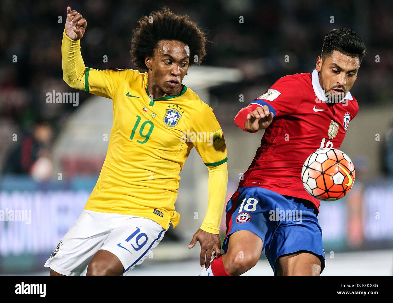 Santiago, Chile. 8th Oct, 2015. Chile's Gonzalo Jara (R) vies with Brazil's Willian Borges da Silva during the qualifying match for the World Cup Russia 2018 at the National Stadium in Santiago, Chile, on Oct. 8, 2015. Chile won 2-0. Credit:  ANFP/Xinhua/Alamy Live News Stock Photo