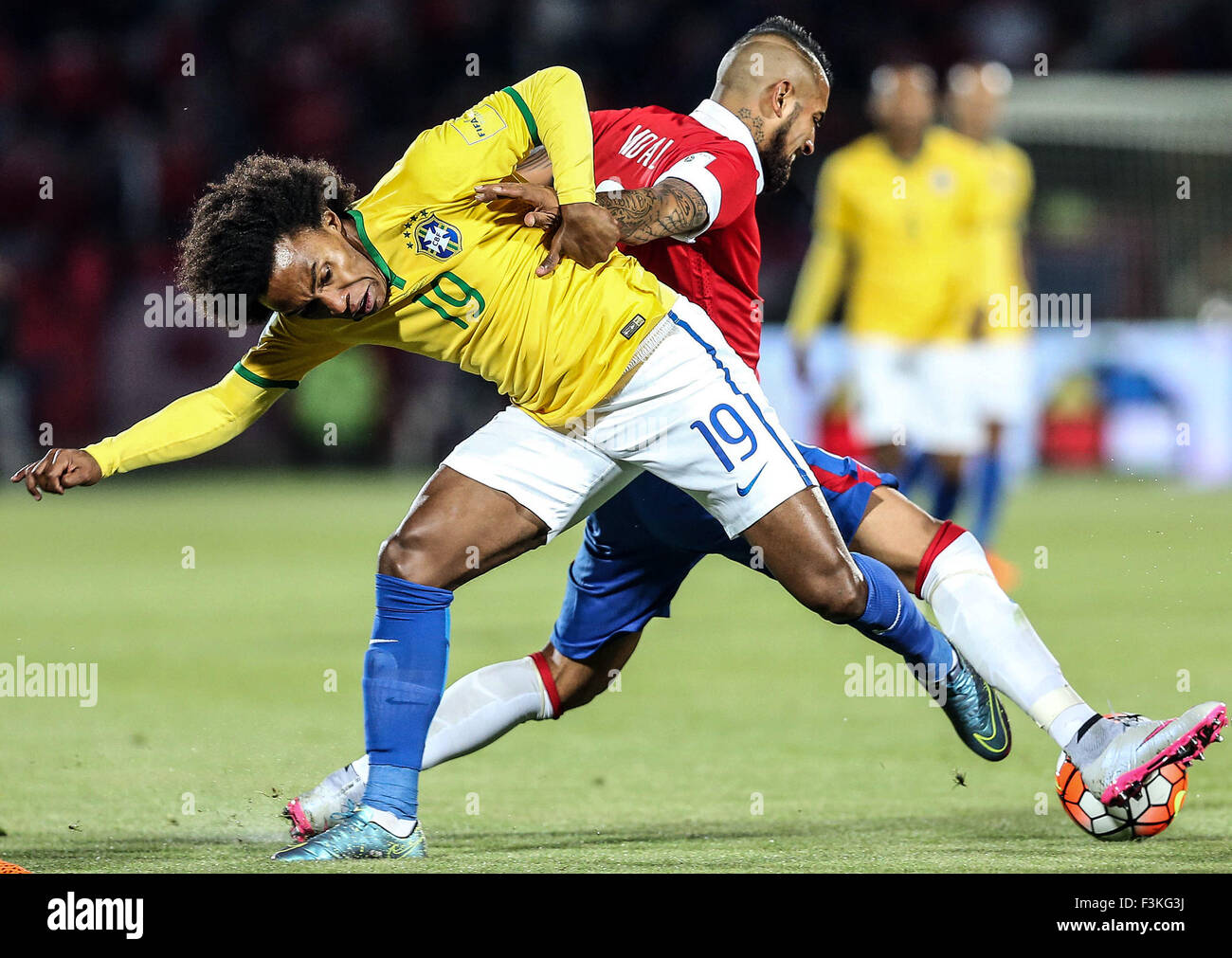 Santiago, Chile. 8th Oct, 2015. Chile's Arturo Vidal (R) vies with Brazil's Willian Borges da Silva during the qualifying match for the World Cup Russia 2018 at the National Stadium in Santiago, Chile, on Oct. 8, 2015. Chile won 2-0. Credit:  ANFP/Xinhua/Alamy Live News Stock Photo