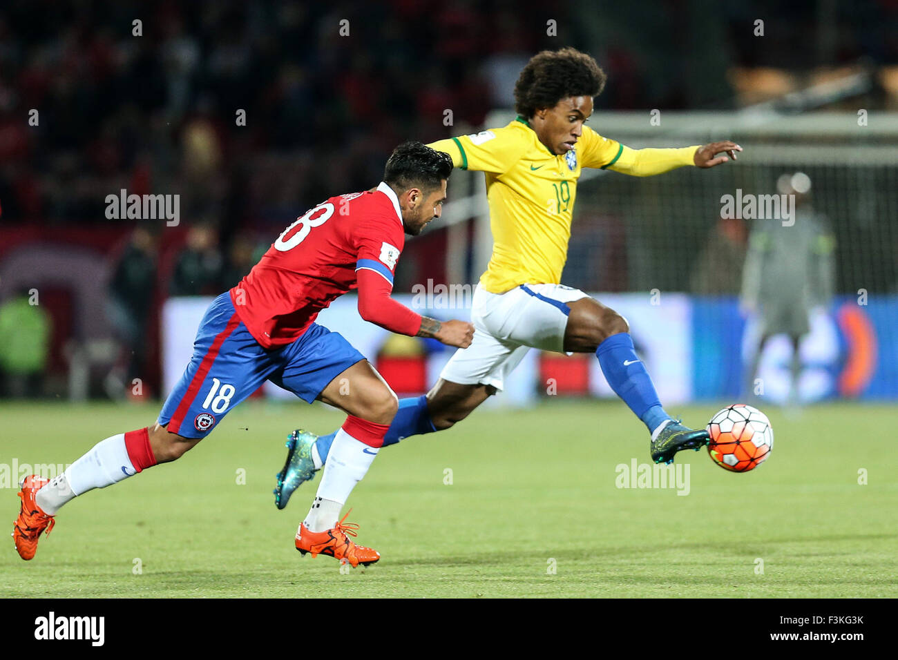 Santiago, Chile. 8th Oct, 2015. Chile's Gonzalo Jara (L) vies with Brazil's Willian Borges da Silva during the qualifying match for the World Cup Russia 2018 at the National Stadium in Santiago, Chile, on Oct. 8, 2015. Chile won 2-0. Credit:  ANFP/Xinhua/Alamy Live News Stock Photo
