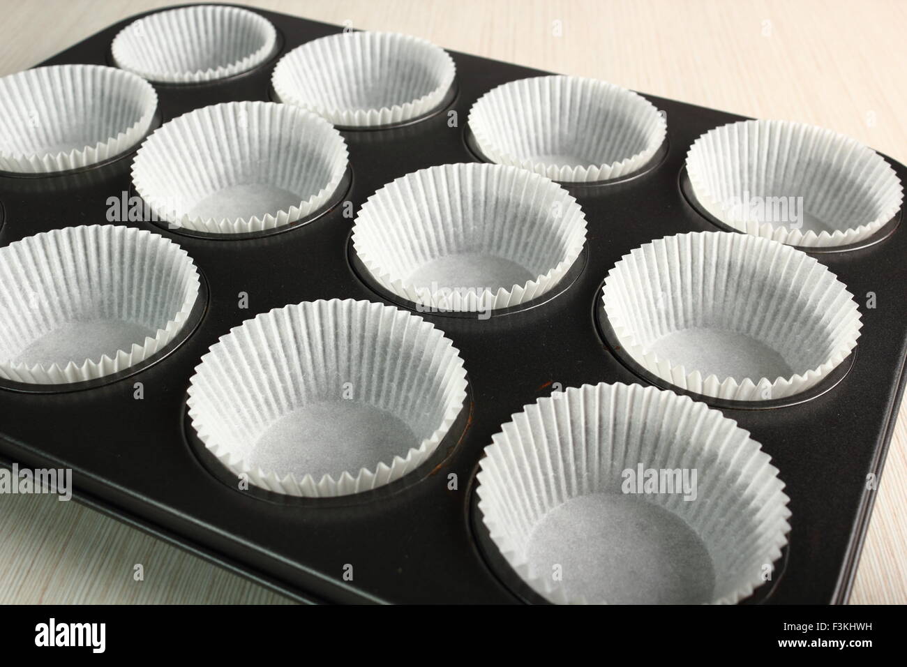 https://c8.alamy.com/comp/F3KHWH/muffin-pan-and-cupcake-liners-F3KHWH.jpg